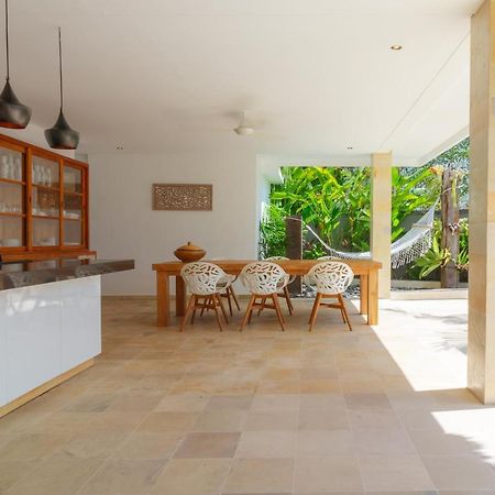 Villa Rasa Senang, With Private Cook And Pool 까랑아섬 외부 사진